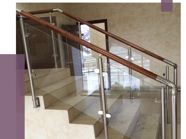 Комбинированные перила из металла и дерева в Калининграде